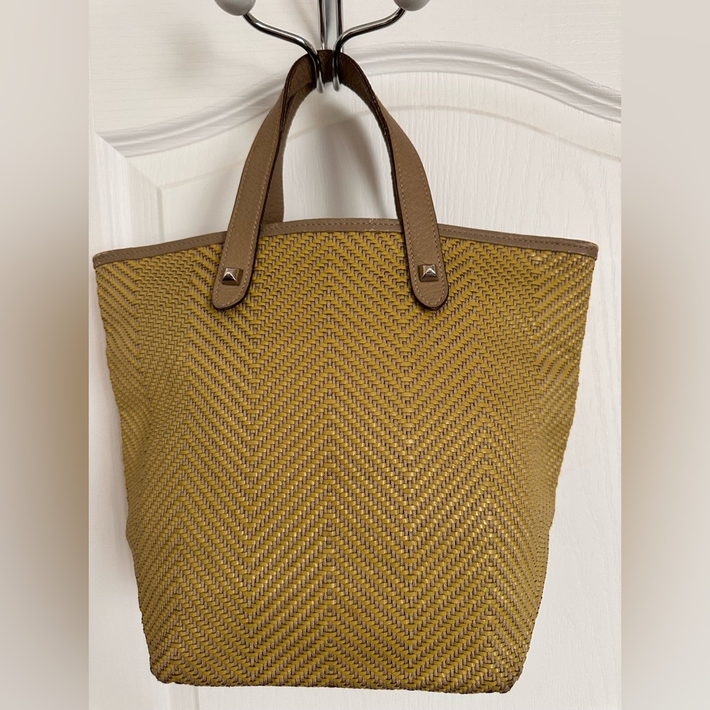 Hermès Chennai Tote bag in yellow woven material with leather handles and studs